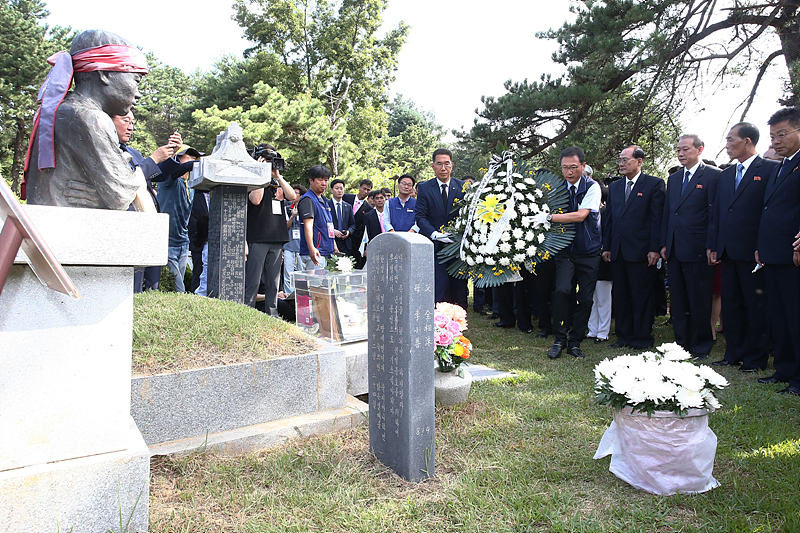 양대노총 위원장이 12일 오전 경기 마석 모란공원 전채일 열사 묘소에 남북 민간교류행사인 남북노동자통일축구대회 참석차 방남한 북측 주영길 조선직업총연맹 위원장 등 북측 관계자들과 함께 헌화하고 있다.