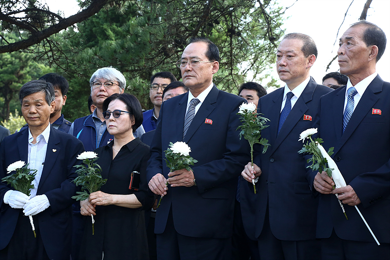 남북 민간교류행사인 남북노동자통일축구대회 참석차 방남한 북측 주영길 조선직업총연맹 위원장(가운데)과 전태삼-전순옥 전의원(전태일 열사 동생) 및 남북 노동단체 대표단이 12일 오전 경기 마석 모란공원 전태일 열사 묘역에서 참배하고 있다.