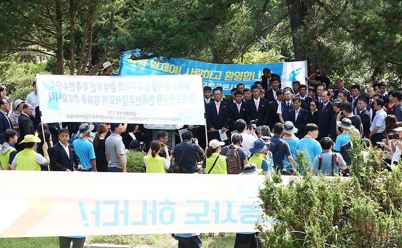 남북 민간교류행사인 남북노동자통일축구대회 참석차 방남한 북측 주영길 조선직업총연맹 위원장과 전태삼-전순옥 전의원(전태일 열사 동생) 및 남북 노동단체 대표단이 12일 오전 경기 마석 모란공원 전태일 열사 묘역에서 참배하고 있다.