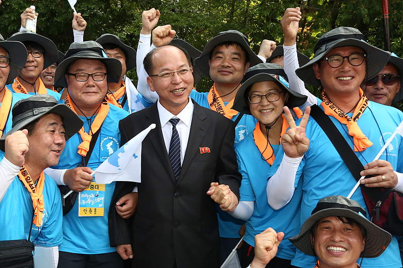 12일 오전 경기 마석 모란공원에서 전태일 열사와 이소선 여사 및 문익환 목사-박용길 장로 부부 묘소를 참배한 남북통일노동자축구대회 북측 대표단과 통선대가 기념촬영하고 있다.