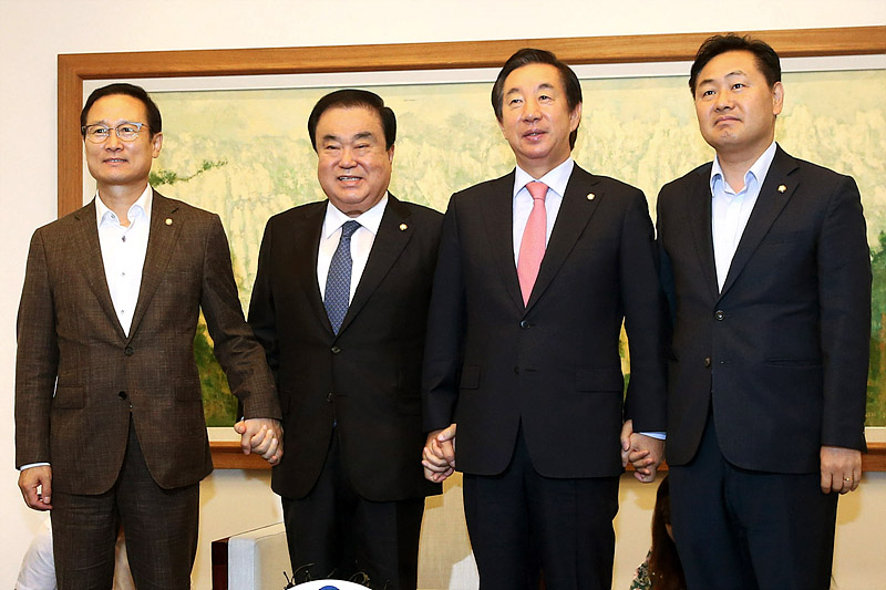 13일 국회 의장실에서 문희상 국회의장과 교섭단체 원내대표들이 정례회동에서 기념촬영하고 있다. 왼쪽부터 더불어민주당 홍영표 원내대표, 문 의장, 자유한국당 김성태, 바른미래당 김관영 원내대표.