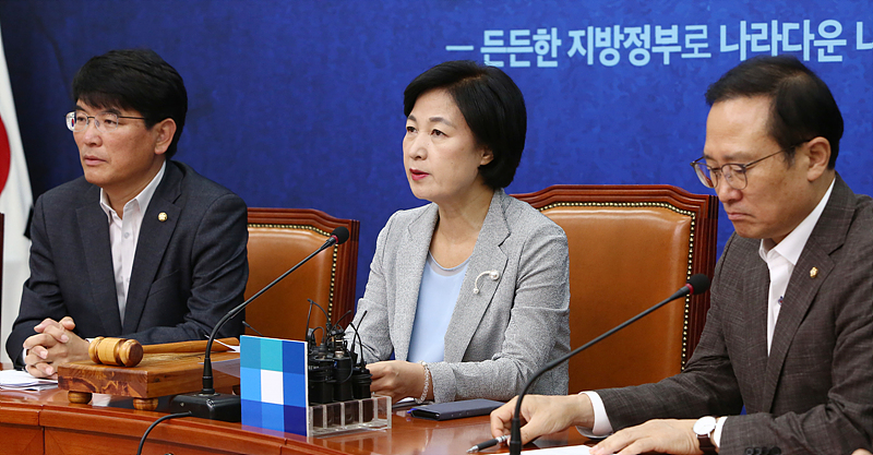 더불어민주당 추미애 대표가 13일 국회 당 대표실에서 열린 최고위원회의에서 모두발언하고 있다.