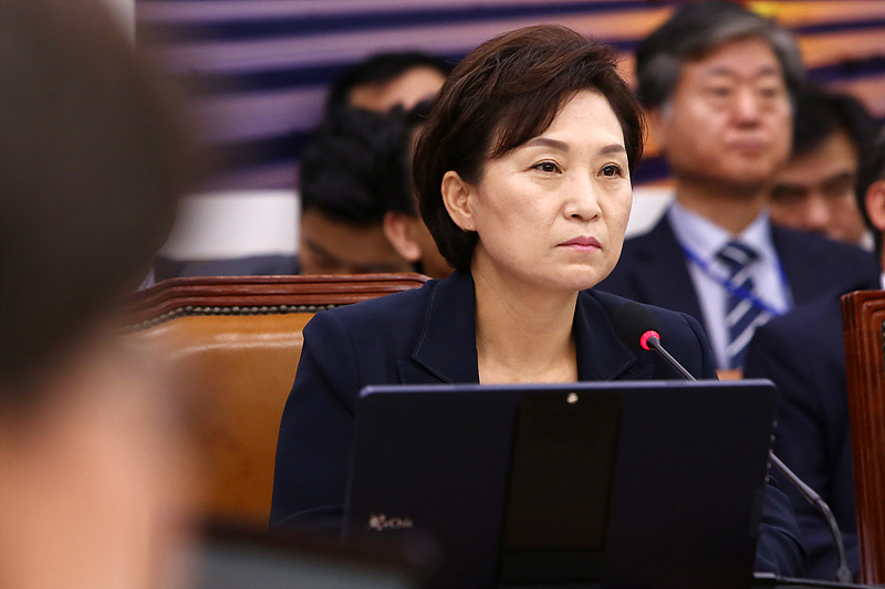 김현미 국토교통부 장관이 국회에서 열린 국토교통부 전체회의에 출석해 의원들 발언을 경청하고 있다.