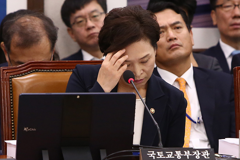 김현미 국토교통부 장관이 국회에서 열린 국토교통부 전체회의에 출석해 자료를 살펴보고 있다.(자료사진)