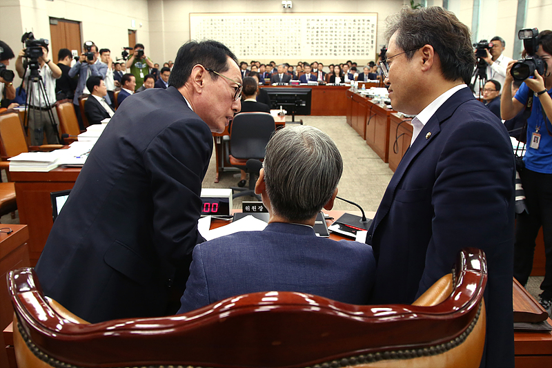 22일 국회에서 열린 법제사법위원회 전체회의에서 여상규 위원장(가운데)과 김도읍 자유한국당 간사(왼쪽), 송기헌 더불어민주당 간사가 트두킹 특검 연장 여야공동성명과 관련해 논의하고 있다.
