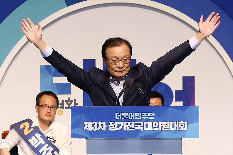 이해찬 더불어민주당 신임 당 대표는 25일 선거제도 개편과 관련해 "개헌과 같이해야지 선거제도만 다루면 협소해진다"고 밝혔다.
