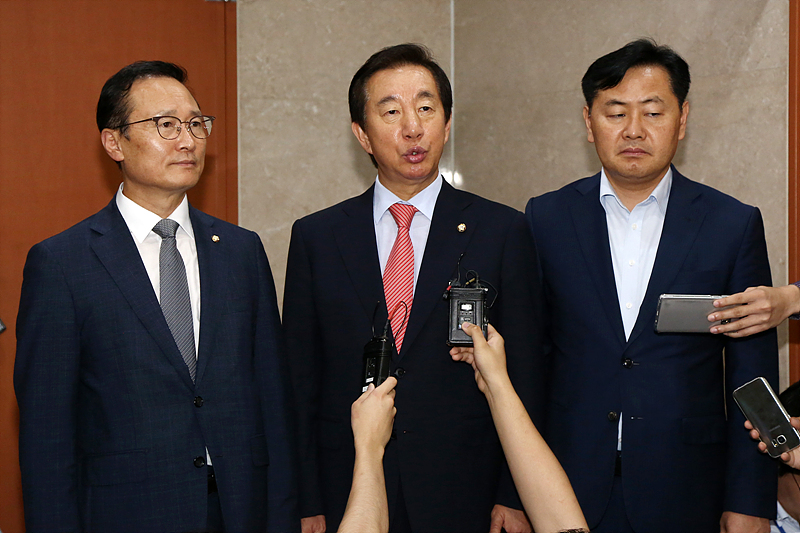 여야 3당 원내대표들, 왼쪽부터 민주당 홍영표 원내대표, 한국당 김성태 원내대표, 바른미래당 김관영 원내대표.