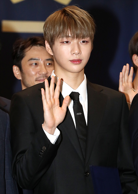 아이돌 그룹 워너원의 강다니엘이 5일 국회 의원회관에서 열린 국가브랜드대상 시상식에서 손을 흔들며 인사하고 있다.