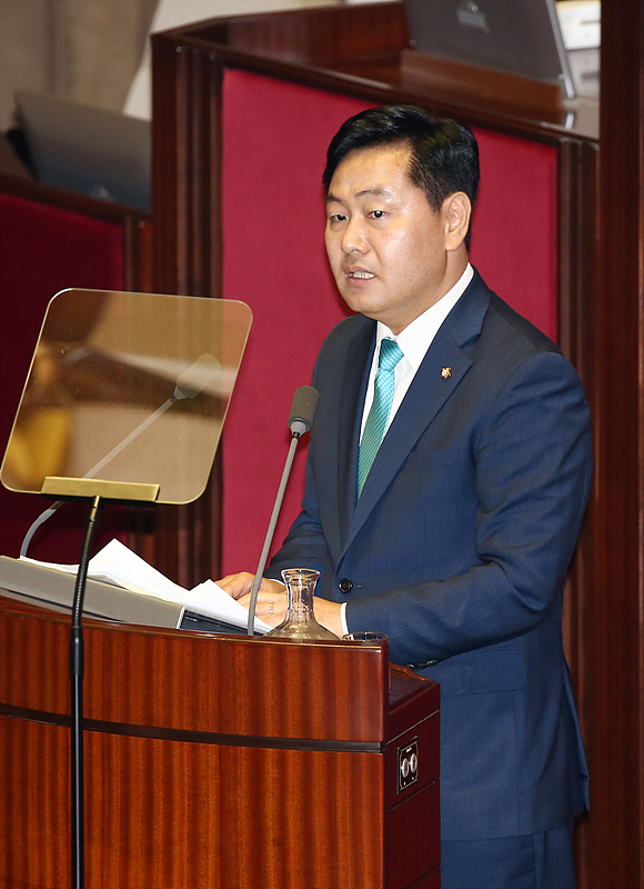 바른미래당 김관영 원내대표가 6일 국회에서 열린 본회의에서 교섭단체 대표연설을 하고 있다.