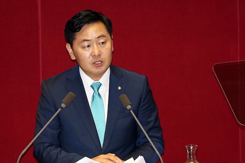 바른미래당 김관영 원내대표가 6일 국회에서 열린 본회의에서 교섭단체 대표연설을 하고 있다.