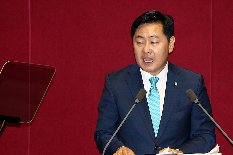 바른미래당 김관영 원내대표가 6일 국회에서 열린 본회의에서 교섭단체 대표연설을 하고 있다.