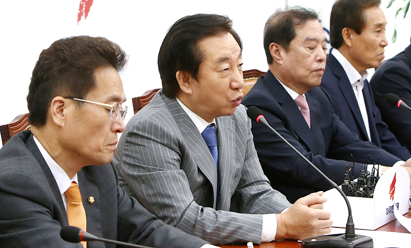 자유한국당 김성태 원내대표가 6일 국회에서 열린 비상대책위원회의에서 모두발언하고 있다.