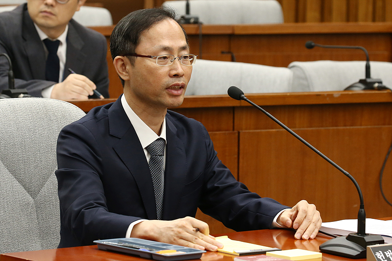 김기영 헌법재판관 후보자가 10일 국회에서 열린 인사청문회에 출석해 의원들 질의에 답변하고 있다.