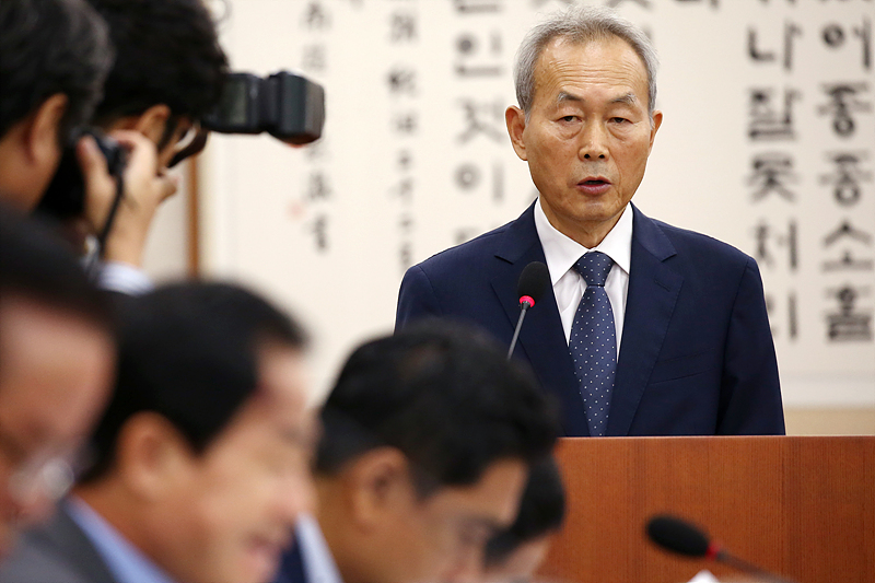 이석태 헌법재판관 후보자가 10일 국회 법제삽버위원회 전체회의실에서 열린 인사청문회에 출석해 모두발언하고 있다.