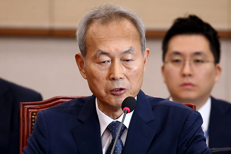 이석태 헌법재판관 후보자가 10일 국회 법제삽버위원회 전체회의실에서 열린 인사청문회에 출석해 의원들 질의에 답변하고 있다.