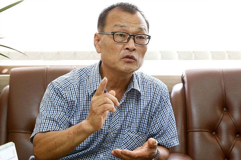 전국농민회총연맹 박행덕 의장이 서울 용산 전농사무실에서 민중의소리와 인터뷰하고 있다.
