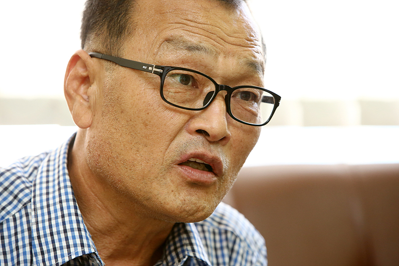 전국농민회총연맹 박행덕 의장이 서울 용산 전농사무실에서 민중의소리와 인터뷰하고 있다.
