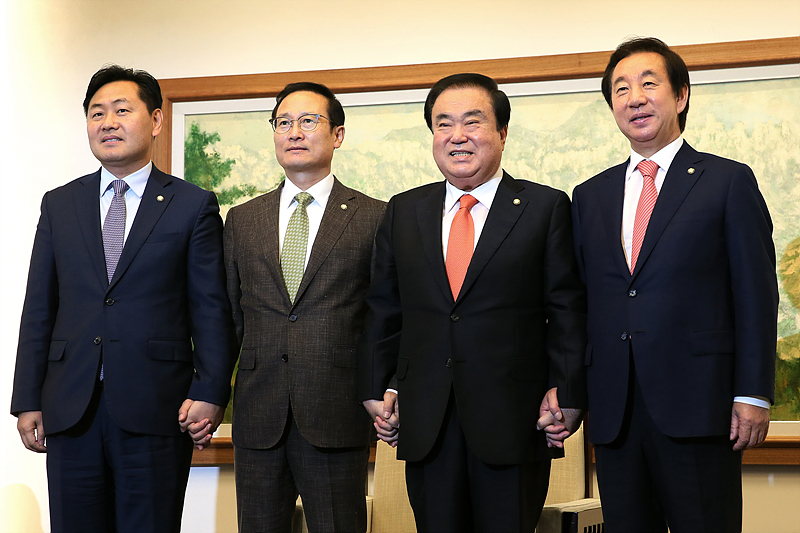 문희상 국회의장과 여야3 교섭단체 원내대표들이 10일 국회 의장실에서 정례 회동에 앞서 기념촬영하고 있다. 왼쪽부터 바른미래당 김관영, 더불어민주당 홍영표 원내대표, 문 의장, 자유한국당 김성태 원내대표.