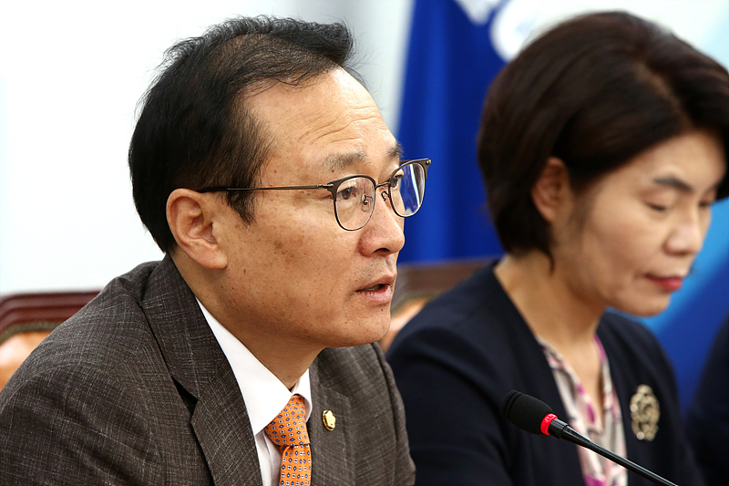 더불어민주당 홍영표 원내대표가 11일 국회에서 열린 원내대책회의에서 모두발언하고 있다.
