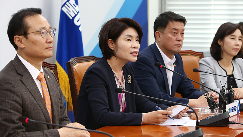 더불어민주당 한정애 정책위수석부위원장이 11일 국회에서 열린 원내대책회의에서 모두발언하고 있다.