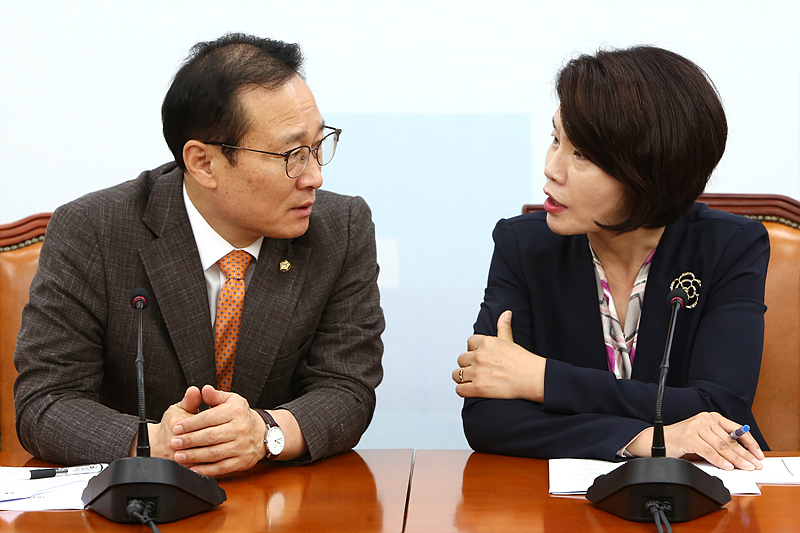 더불어민주당 홍영표 원내대표(왼쪽)와 한정애 정책위수석부위원장이 11일 국회에서 열린 원내대책회의에서 의견을 나누고 있다.