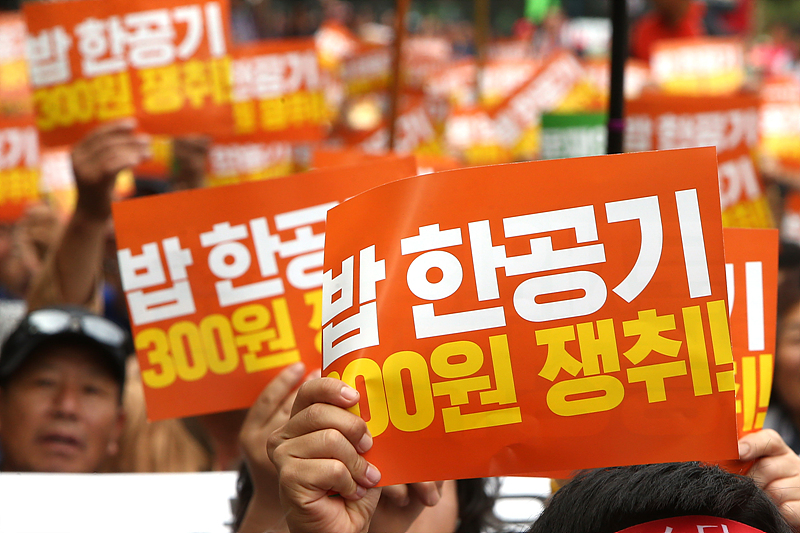 11일 서울 여의도 산업은행 앞에서 열린 ‘백남기 정신계승! 문재인정부 농정 규탄! 전국농민대회’ 참석자들이 밥 한공기 기준 300원의 쌀값 쟁취를 촉구하고 있다.