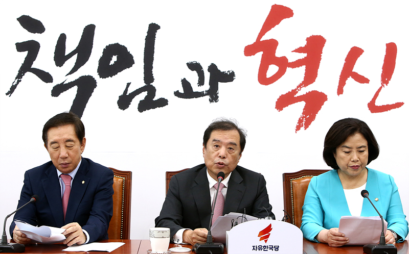 자유한국당 김병준 대표가 12일 국회에서 열린 부동산대책 관련 기자간담회에서 모두발언하고 있다.