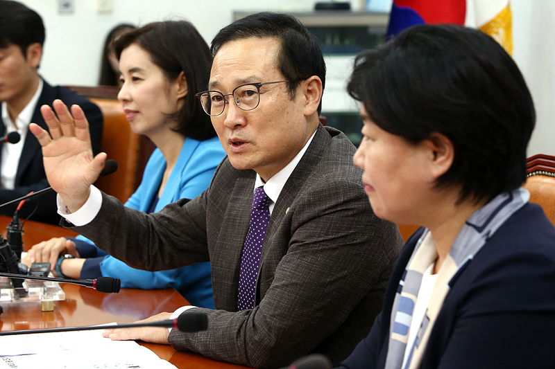 더불어민주당 홍영표 원내대표가 12일 국회 당 원내대표실에서 열린 의사일정 및 현안 관련 기자간담회에서 모두발언하고 있다.