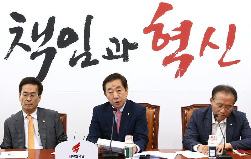 자유한국당 김성태 원내대표가 12일 국회에서 열린 원내대책회의에서 모두발언하고 있다.
