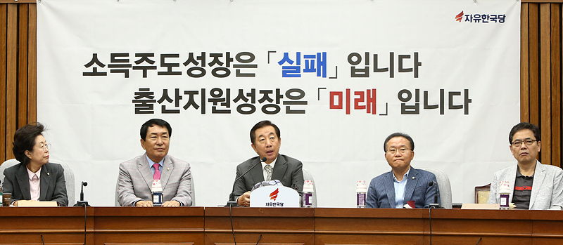자유한국당 김성태 원내대표가 14일 국회에서 열린 원내대책회의에서 모두발언하고 있다.