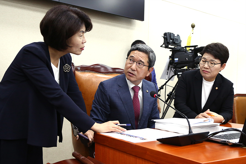국회 환경노동위원회 김학용 위원장(가운데)과 한정애 더불어민주당 간사(왼쪽), 임이자 자유한국당 간사