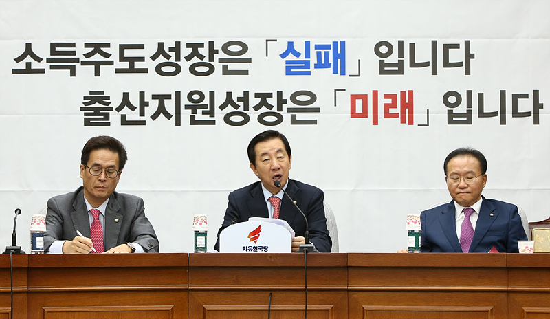 자유한국당 김성태 원내대표가 21일 국회에서 열린 원내대책회의에서 모두발언하고 있다.