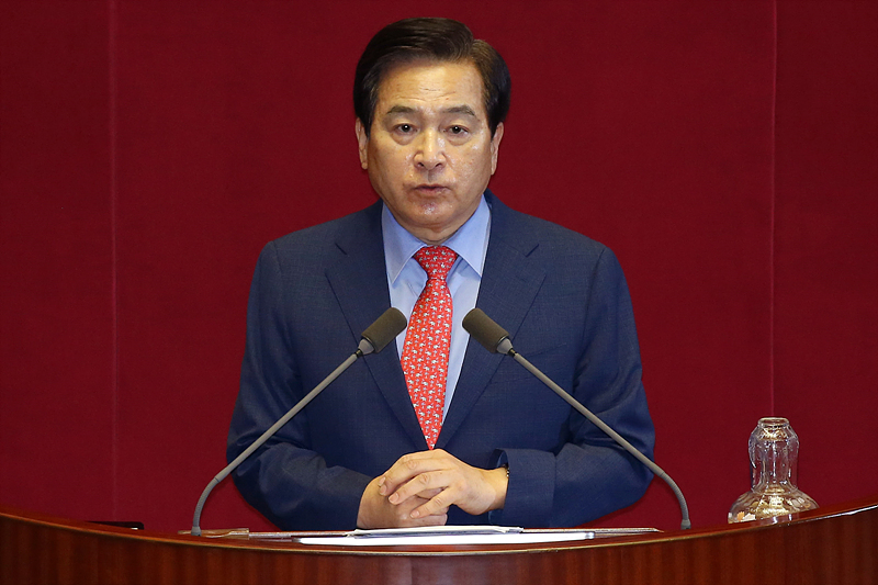 기재부 자료를 불법으로 다운 받고 열람·공개한 혐의로 검찰 수사를 받고 있는 자유한국당 심재철 의원이 2일 국회 본회의장에서 열린 경제 분야 대정부질문 전 모두발언하고 있다.