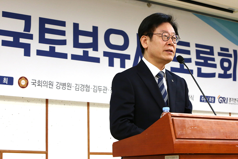 이재명 경기도지사가 8일 국회 의원회관에서 열린 ‘기본소득형 국토보유세 토론회’에 참석해 축사하고 있다.