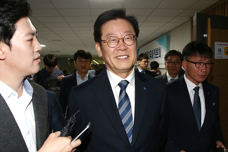 이재명 경기도지사가 8일 국회 의원회관에서 열린 ‘기본소득형 국토보유세 토론회’에 참석해 축사를 마치고 나가며 김부선과 관련된 내용을 묻는 취재진의 질문에 묵묵부답하고 있다.