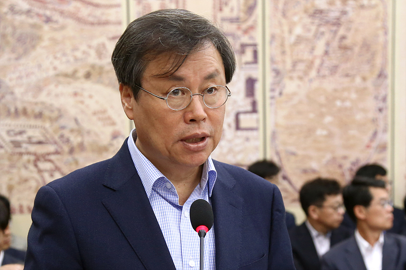 도종환 문화체육관광부 장관이 10일 국회 문화체육관광위원회 전체회의실에서 열린 국정감사에 출석해 인사말하고 있다.