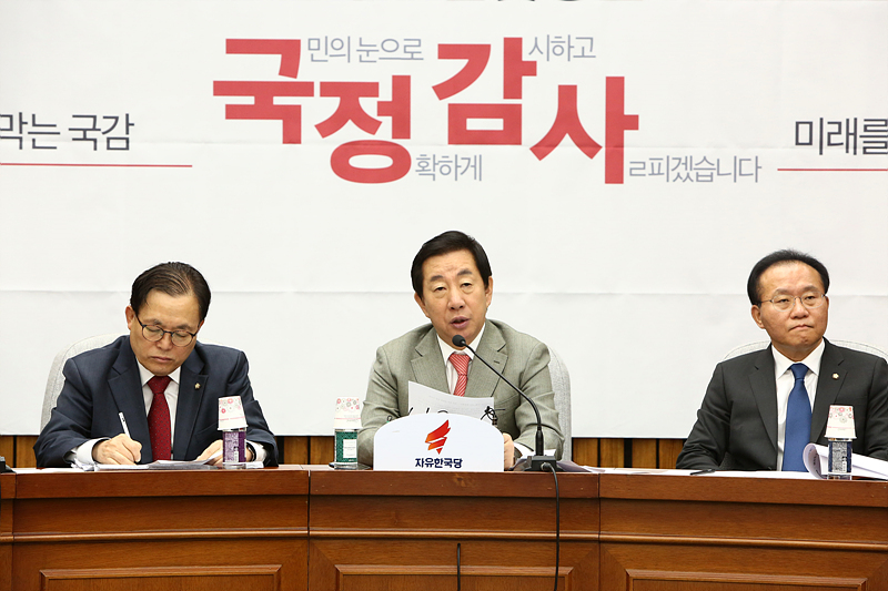 자유한국당 김성태 원내대표가 12일 오전 국회에서 열린 국감대책회의에서 모두발언하고 있다.