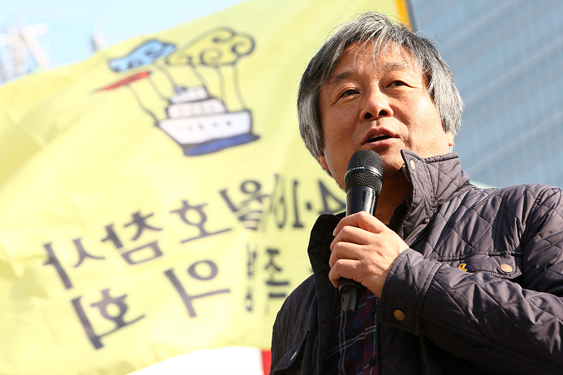 박래군 세월호참사국민대책회의 공동운영위원장이 13일 서울 광화문 416광장에서 열린 ‘세월호참사 전면 재조사·재수사 촉구 국민대회’에서 진상규명을 촉구하고 있다.