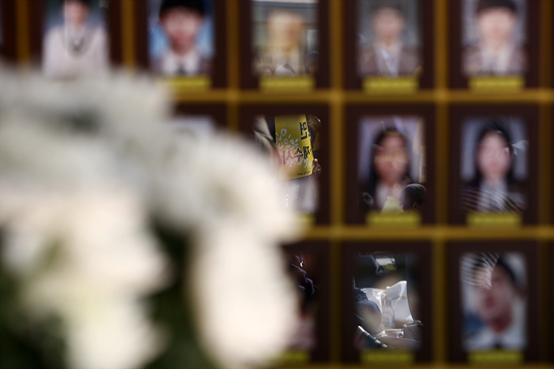 13일 서울 광화문 416광장에서 열린 ‘세월호참사 전면 재조사·재수사 촉구 국민대회’에서 유가족들과 시민들이 진상규명을 촉구하고 있다.