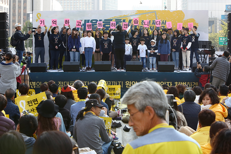 13일 서울 광화문 416광장에서 열린 ‘세월호참사 전면 재조사·재수사 촉구 국민대회’에서 합창을 이어가며 진상규명을 촉구하고 있다.