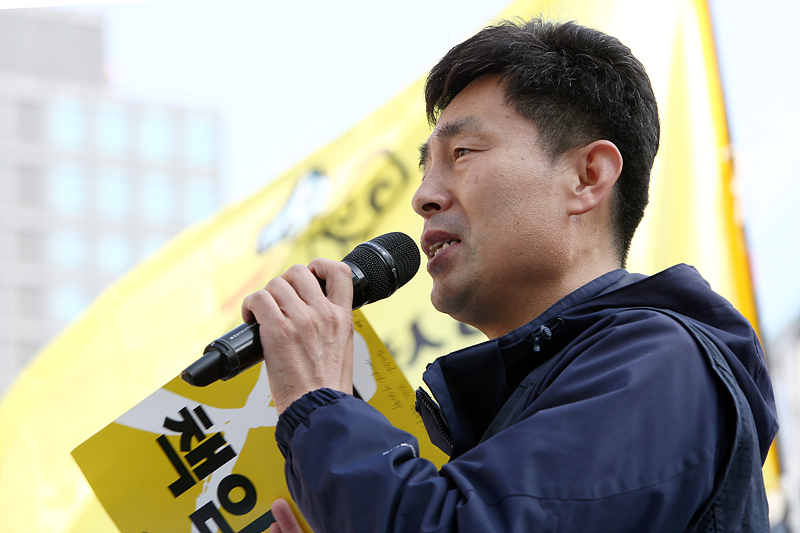 김정욱 금속노조 쌍용자동차지부 사무국장이 13일 서울 광화문 416광장에서 열린 ‘세월호참사 전면 재조사·재수사 촉구 국민대회’에서 진상규명을 촉구하는 연대발언을 하고 있다.