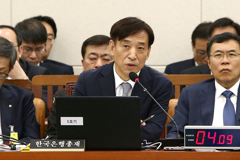 국정감사에 출석해 의원들 질의에 답변하고 있는 이주열 한국은행 총재
