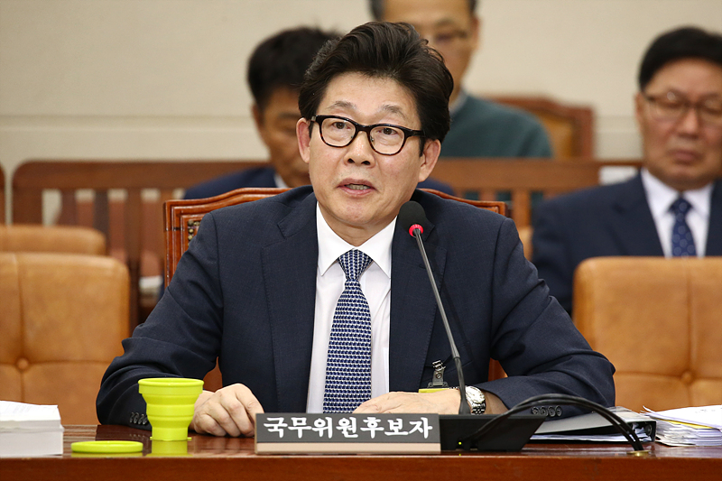 조명래 환경부장관 후보자가 23일 국회 환경노동위원회 전체회의실에서 열린 인사청문회에 출석해 의원들 질의에 답변하고 있다. 자료사진