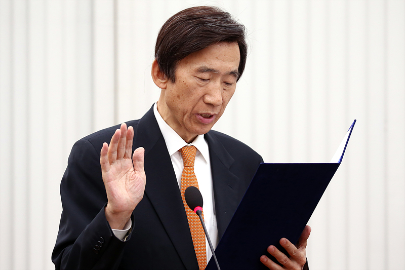 윤병세 전 외교부 장관이 26일 국회에서 열린 외교통일위원회 국정감사에 증인으로 출석해 선서하고 있다.