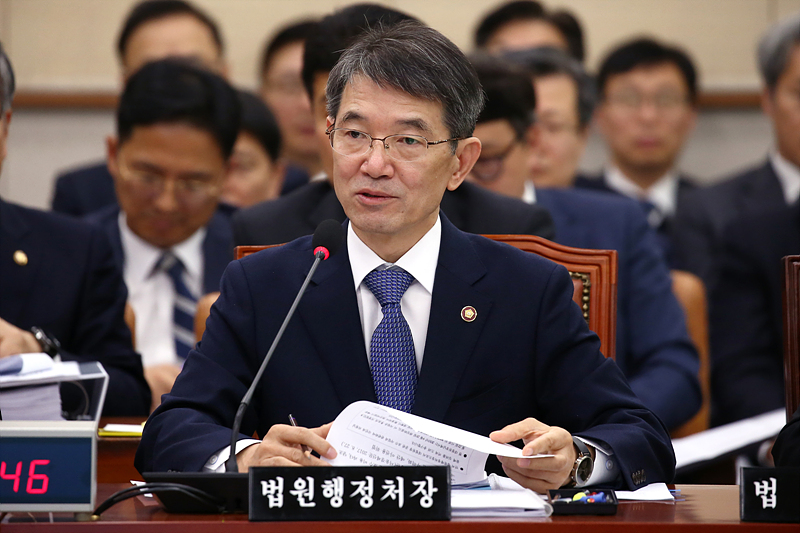 안철상 법원행정처장이 지난 29일 국회에서 열린 법제사법위원회 국정감사에 출석해 의원들 질의에 답변하고 있다.