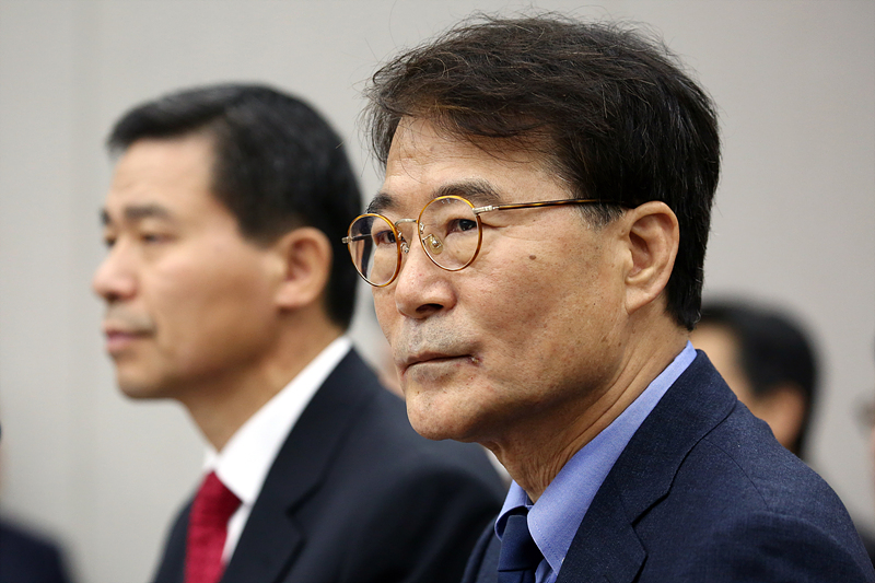 장하성 청와대 정책실장이 지난 6일 국회 운영위원회 전체회의실에서 열린 국정감사에 출석해 의원들 질의를 듣고 있다.