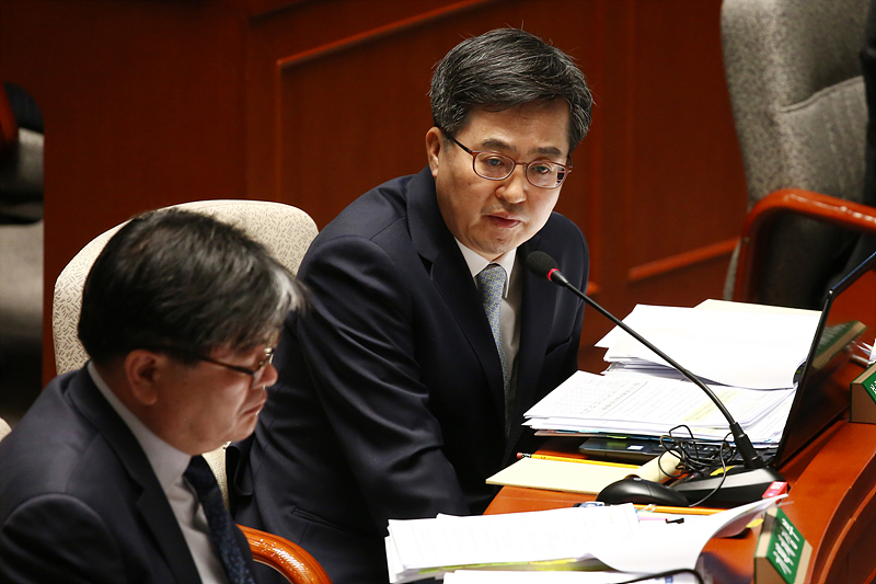 김동연 경제부총리 겸 기획재정부 장관이 지난 6일 국회에서 열린 예산결산특별위원회 전체회의에서 답변하고 있다. 자료사진.