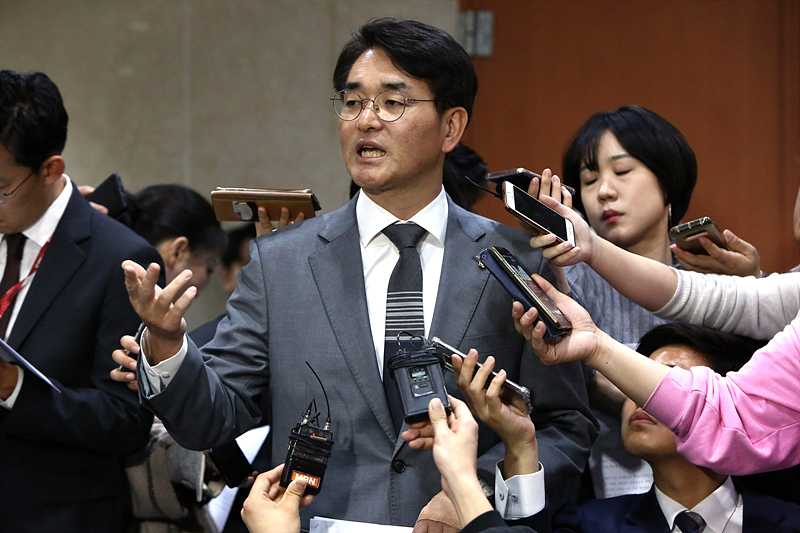 더불어민주당 박용진 의원이 7일 국회 정론관에서 이재용 삼성전자 부회장의 경영권 승계를 위한 삼성바이오로직스 ‘분식회계’와 관련해 삼성 미래전략실과 주고받은 내부문건을 공개하는 기자회견을 마치고 취재진의 질문에 답변하고 있다.