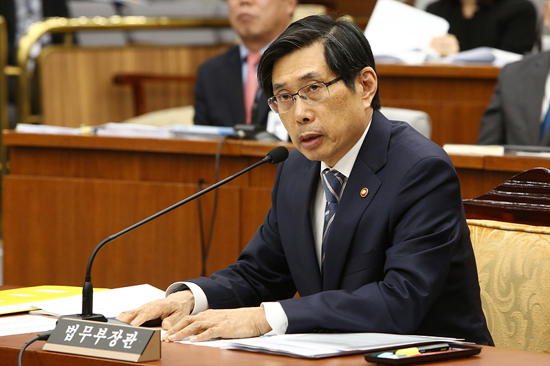 박상기 법무부장관이 8일 국회에서 열린 사법개혁특별위원회 전체회의에 출석해 답변하고 있다.