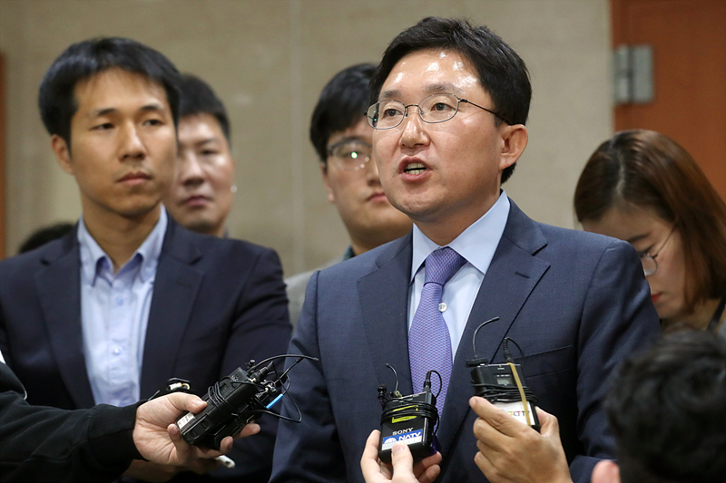 자유한국당 김용태 사무총장이 9일 국회 정론관에서 전원책 조직강화특별위원회 위원의 해촉을 발표한 뒤 취재진들 질문에 답변하고 있다.